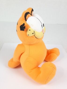 Vintage Garfield Play-By-Play Sitting Laid Back On Paws 8" Plush